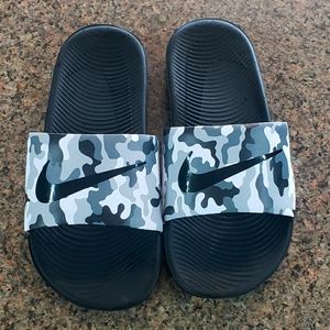 Boys Nike camo slides